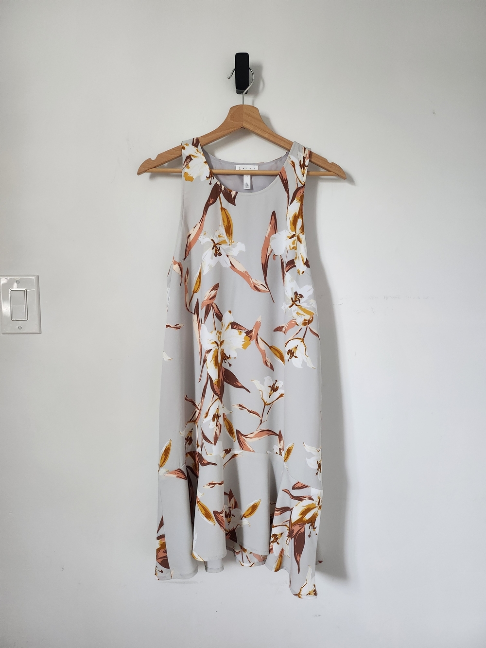 LEITH Sleeveless Floral Swing Dress in Light Gray